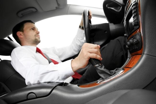 Kuinka ajaa auto manuaalisella vaihteistolla? Vinkkejä aloittelijoille