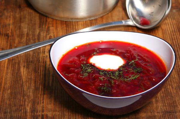 kylmä borsch, punajuuria ja makkaraa