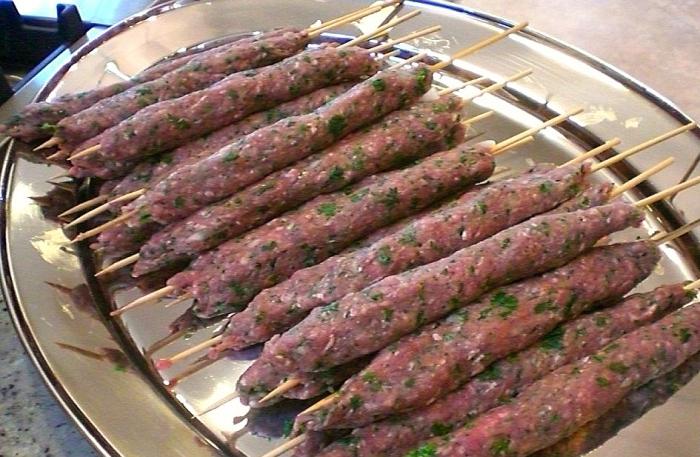 Lulya-kebab paistinpannussa