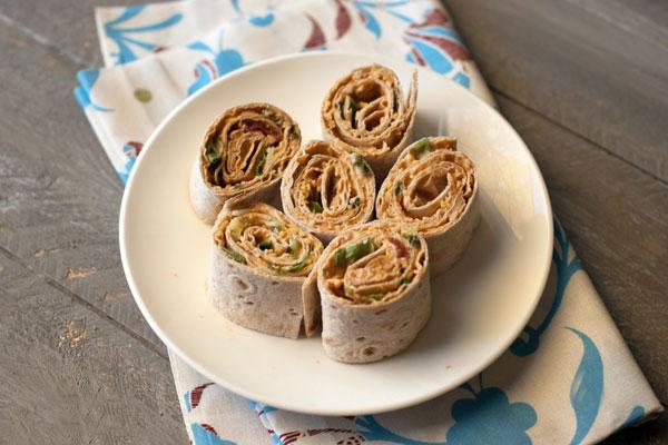 Herkullinen lavashroll Korean porkkanoilla ja muilla täytteillä