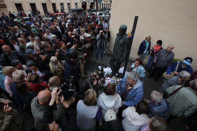 monumentti dovlatovin saint petersburgissa kuva