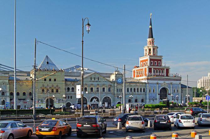 Достопримечательности казанский вокзал москва. Памятник в Москве около Казанского вокзала. Казанский вокзал путеводитель. Казанский вокзал достопримечательности. Памятник возле Казанского вокзала.